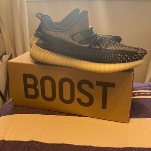 Yeezy 350 v2 Carbon